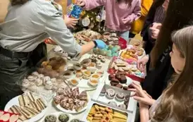Uczniowie z klasy VI i VII kupują słodkości