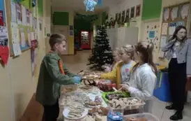 Dziewczynki z klasy II biorą udział w akcji