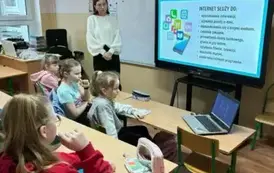 Uczniowie podczas lekcji z Panią Eweliną Raczyńską z Biblioteki Pedagogicznej w Staszowie