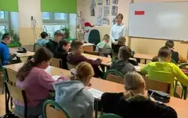 Uczniowie podczas lekcji z Panią Ewą Basińską z Biblioteki Pedagogicznej w Staszowie