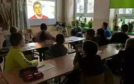 Uczniowie klasy V oglądający filmik psychoedukacyjny na temat Bezpiecznego Internetu