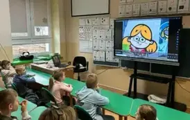Uczniowie klasy I oglądający film psychoedukacyjny na temat Internetu
