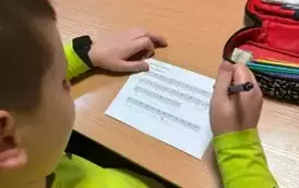 Uczeń rozwiązujący rebus na temat Bezpiecznego Internetu