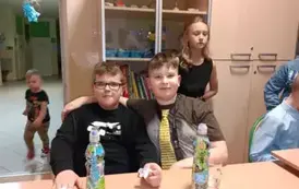 Uczniowie w czasie poczęstunku