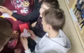 Chłopcy z klasy 7 otwierają walentynkową pocztę