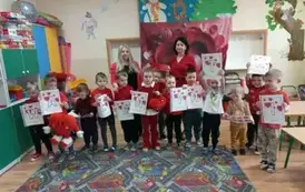 Zdjęcie grupowe z zajęć pieczenia i dekorowania serduszkowych ciasteczek.