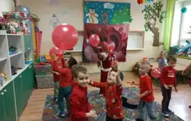 Zabawy walentynkowe z balonami.