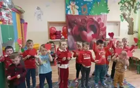 Walentynkowy taniec dzieci z serduszkami.