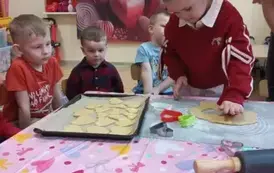 Dzieci wykrawały walentynkowe ciasteczka w kształcie serca.