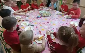 Dzieci dekorowały ciasteczka pisakami i r&oacute;żnymi posypkami.