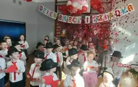 Wsp&oacute;lne odśpiewanie &bdquo;Sto lat&rdquo; dla dziadk&oacute;w przez wszystkie dzieci i wszystkich obecnych na sali