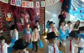 Taniec w wykonaniu grupy &bdquo;Słoneczka&rdquo; do piosenki &bdquo;Hej, babciu, dziadku&rdquo;