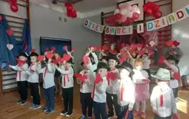 Taniec dzieci w piosence Cudny moment w wykonaniu grup &bdquo;Słoneczka&rdquo; i &bdquo;Motylki&rdquo;