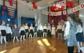 Śpiewanie piosenki dla dziadk&oacute;w przez grupę Motylki.