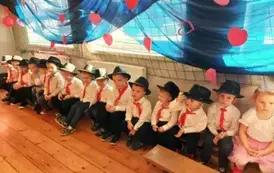 Dzieci z grupy &bdquo;Słoneczka&rdquo; czekające na występ dla swoich ukochanych dziadk&oacute;w