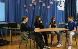 Uczniowie prezentują dialog - przykład wsp&oacute;łczesnego slangu młodzieżowego.
