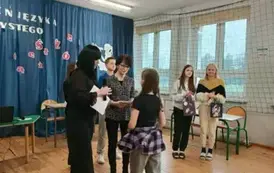 Uczniowie odbierają nagrody za udział w konkursach.