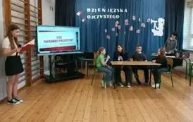 Uczniowie kl. 4 prezentują kolejny dialog.