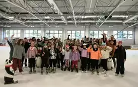 zdjęcie grupowe na lodowisku