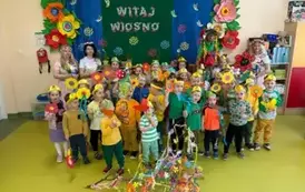 Przedszkolaki z grup Słoneczka i Motylki radośnie powitały wiosnę na wsp&oacute;lnym zdjęciu.