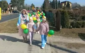 Przedszkolaki wyruszyły w kolorowy korow&oacute;d z barwnymi balonami.