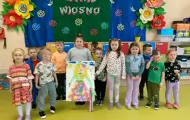 Dzieci stworzyły pracę plastyczną - Wiosna
