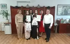 Wsp&oacute;lne zdjęcie - Wyr&oacute;żniona uczennica z mamą oraz Panem Burmistrzem i Panią Wiceburmistrz