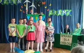 Klasa 3 z piosenką &bdquo;Śmieciu, precz&rdquo;.