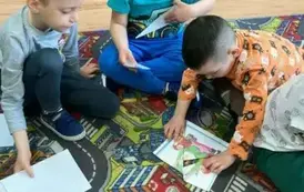 Przedszkolaki układają bajkowe puzzle.