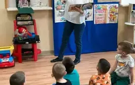 Przedszkolaki słuchają wybranych baśni H. Ch. Andersena.
