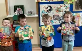 Przedszkolaki poznają etapy powstawania książki.