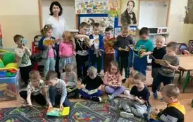 Dzień Książki w grupie Słoneczka - zdjęcie grupowe