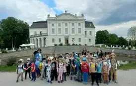 Zdjęcie grupowe dzieci z grup &bdquo;Słoneczka&rdquo; i &bdquo;Motylki&rdquo; przed Pałacem w Kurozwękach.