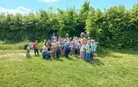 Grupowe zdjęcie dzieci przed wejściem do labiryntu bukowego.