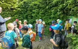 Dzieci odnalazły skrzynię ze skarbem.