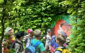 Dzieci odnajdują bizona w labiryncie bukowym.