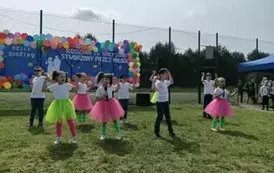 Występ dzieci z klasy pierwszej na Pikniku Rodzinnym
