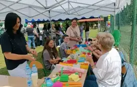 Wykonywanie kwiat&oacute;w z papieru