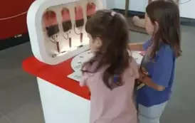 Uczniowie poznają r&oacute;żne grupy krwi.