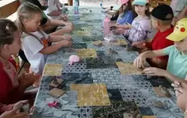 Dzieci pracują z gliną.
