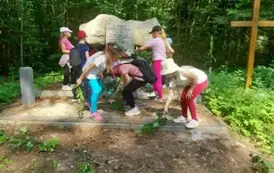 Sprzątanie miejsca pamięci
