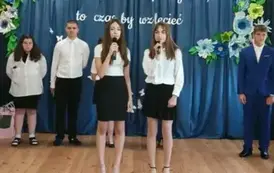 Oliwia i Nadia podziękowały Gronu Pedagogicznemu wykonując utw&oacute;r pt. Dziękujemy Wam.