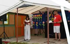 Powiatanie mieszkańc&oacute;w przez Panią Dyrektor i Sołtysa wsi