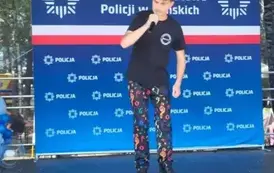 Jaromir wykonuje piosenkę
