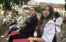Uczennice klasy VIII po udanym występie