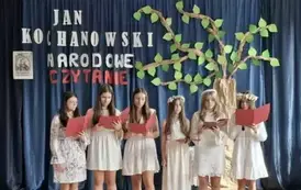 Uczennice kl.8 przeczytały fragmenty Pieśni świętojańskiej o sob&oacute;tce.
