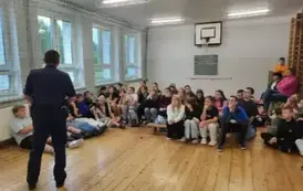 Spotkanie uczni&oacute;w klas V - VIII  z policjantem