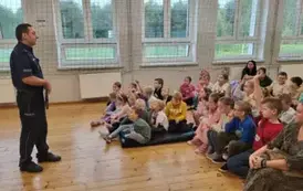 Spotkanie uczni&oacute;w klas 1-4 z policjantem