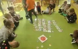 Dzieci wysłuchały opowiadania o kropce
