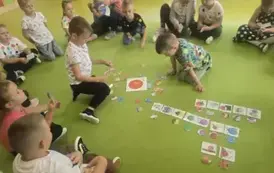 Dzieci odszukiwały fragmenty kropek.
